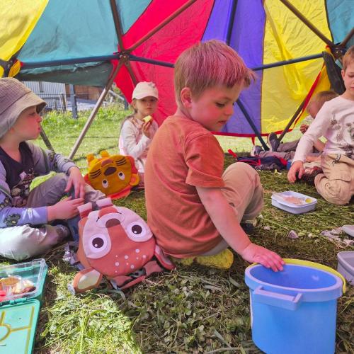 Kinder unterm Sonnensegel