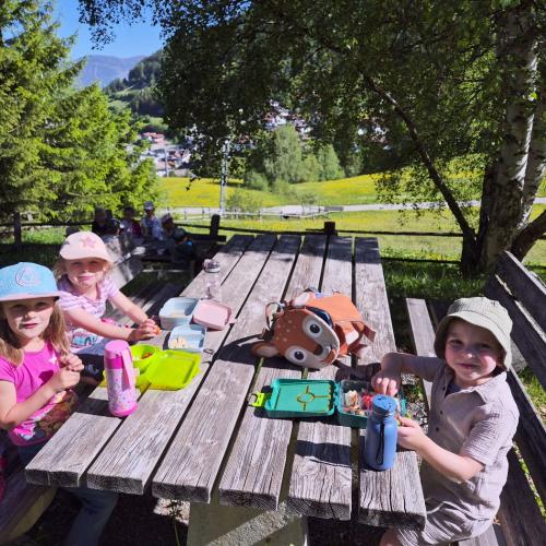 Jause auf dem Wasserspielplatz