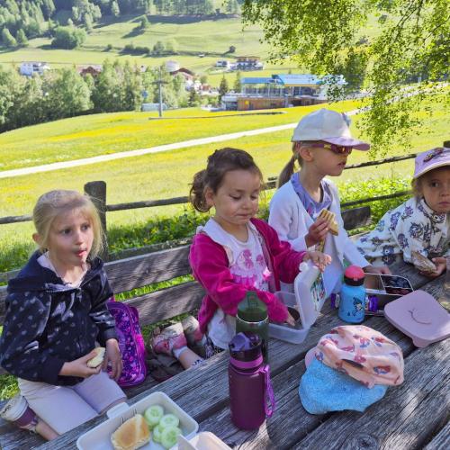 Jause auf dem Wasserspielplatz