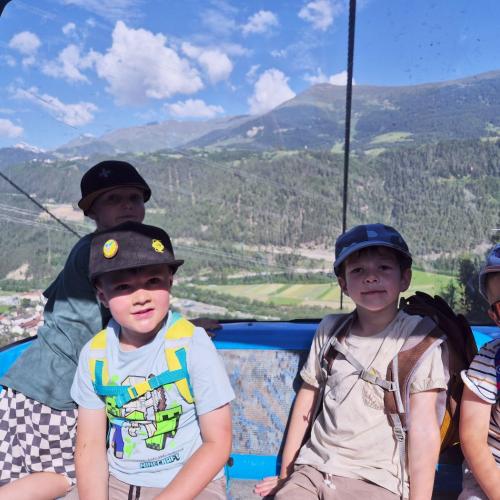 Kinder in der Gondel