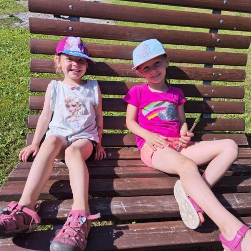 Kinder auf Liegesessel