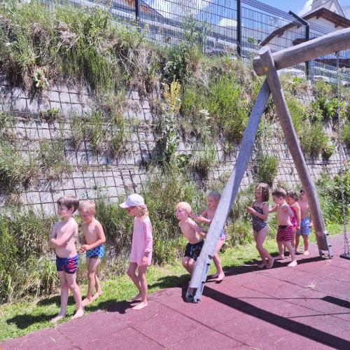 Kinder beim Anstehen