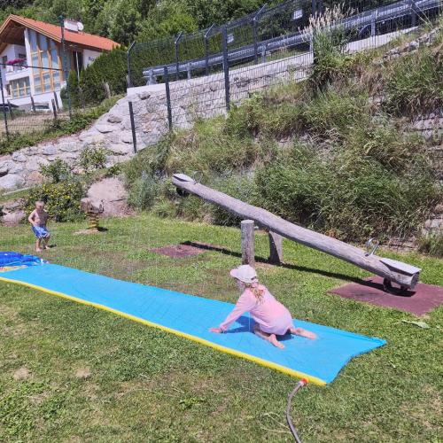 Kinder auf der Wasserrutsche
