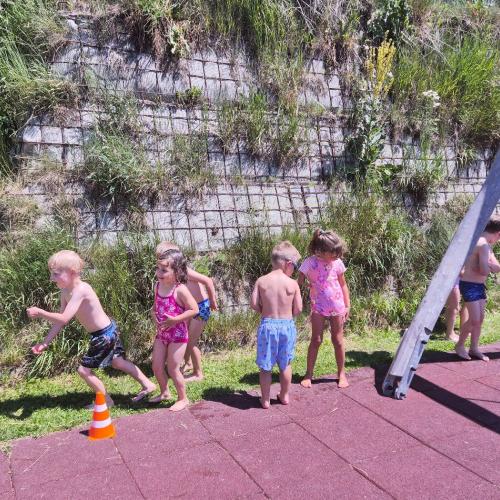 Kinder beim Anstehen