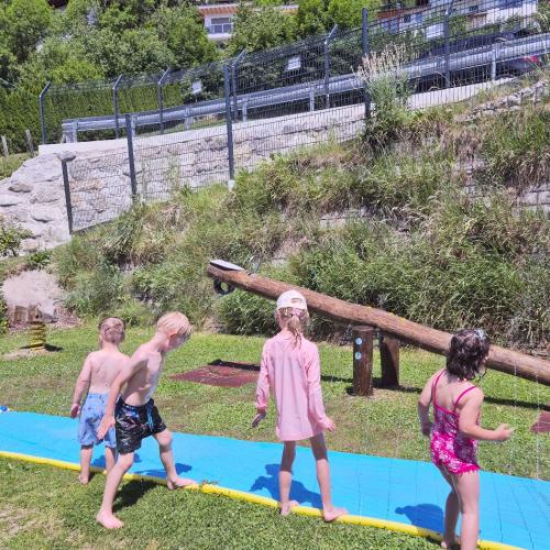 Kinder auf der Rutsche