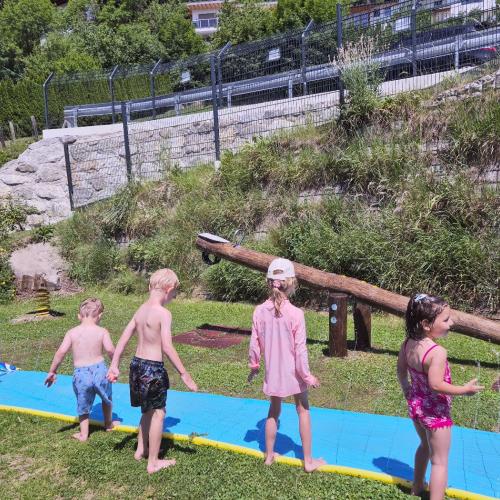Kinder auf der Rutsche