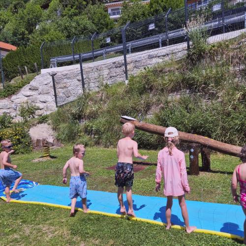 Kinder auf der Rutsche