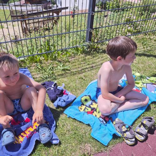 Kinder beim Jausnen im Garten
