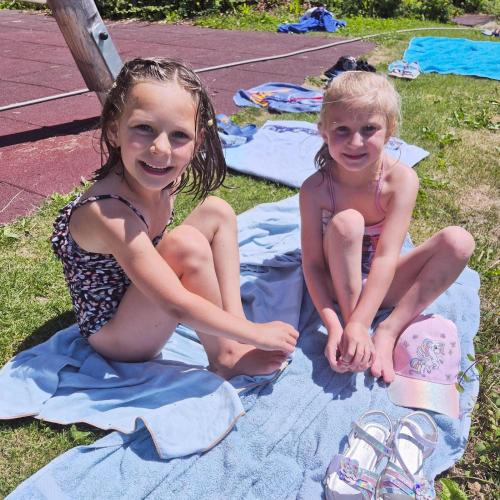 Kinder beim Jausnen im Garten