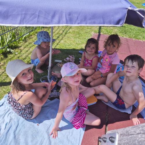 Kinder beim Jausnen im Garten