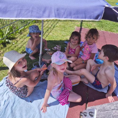 Kinder beim Jausnen im Garten