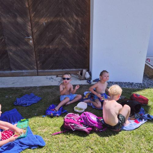 Kinder beim Jausnen im Garten