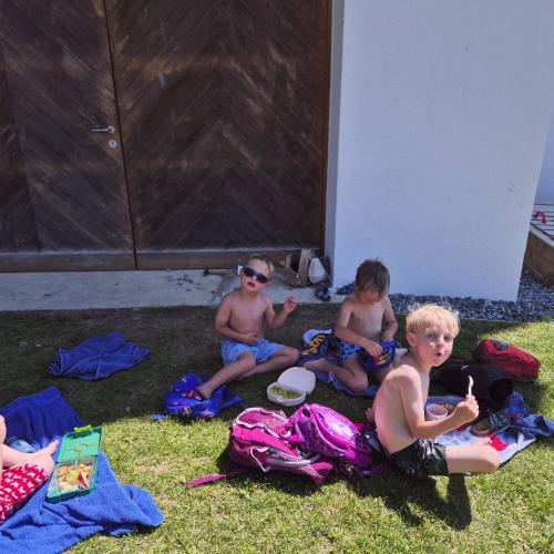 Kinder beim Jausnen im Garten