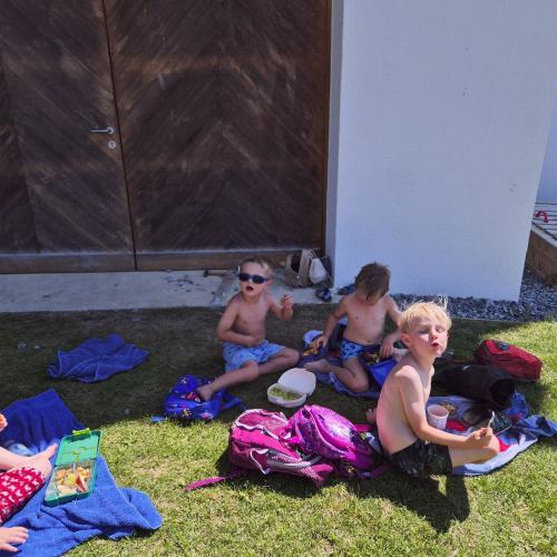 Kinder beim Jausnen im Garten
