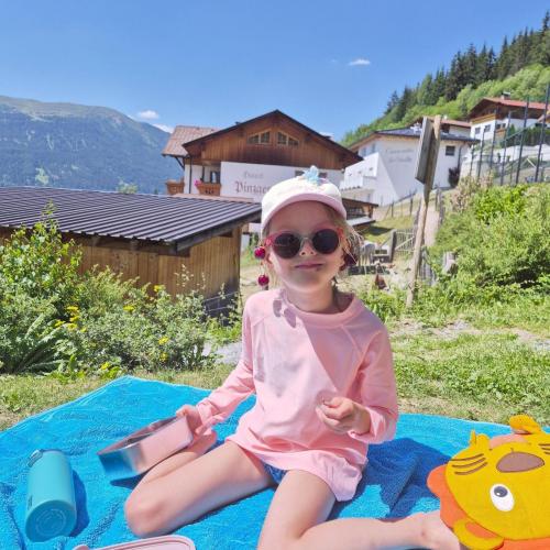 Kinder beim Jausnen