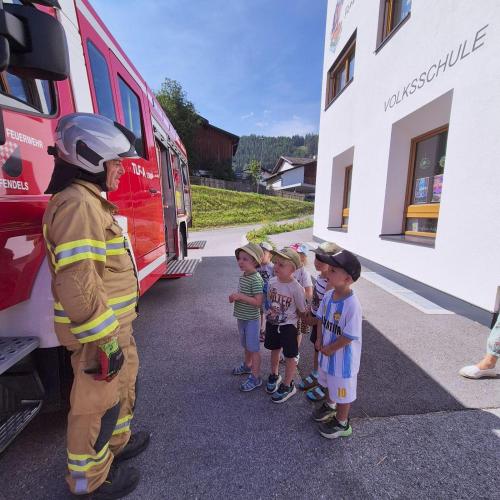Kinder mit Feuerwehrmann