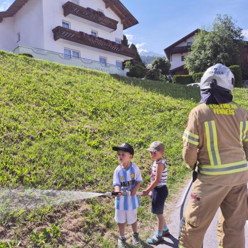Kinder beim Wasserspritzen