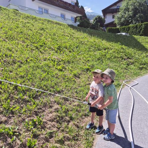 Kinder beim Spritzen