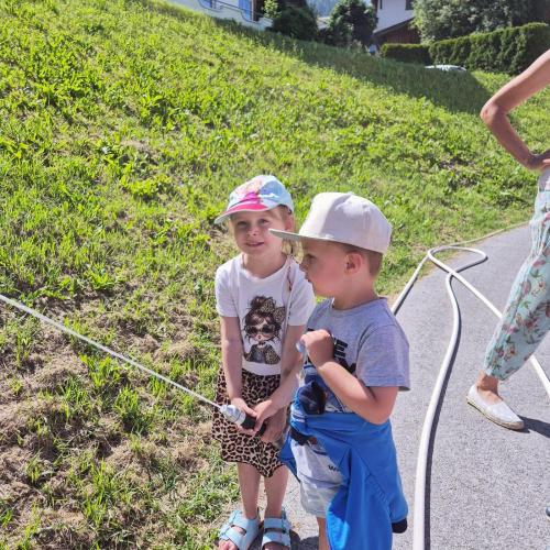 Kinder beim Spritzen