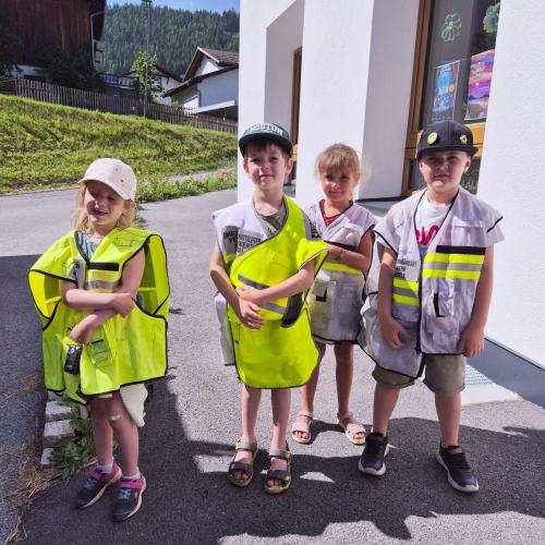 Kinder mit Sicherheitsweste