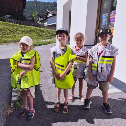 Kinder mit Sicherheitsweste