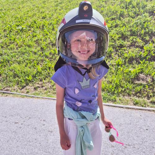 Kind mit Feuerwehrhelm