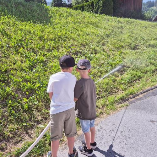 Kinder beim Spritzen