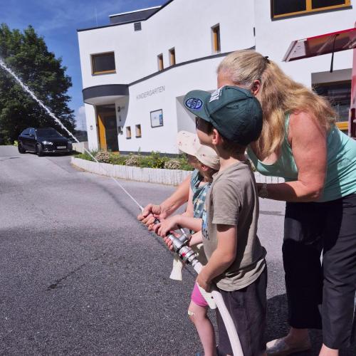 Kinder beim Spritzen