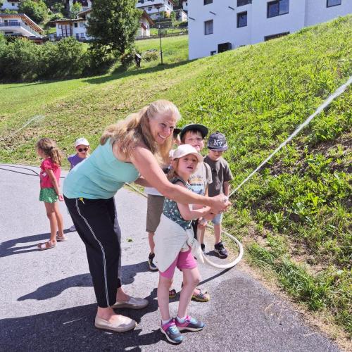 Kinder beim Spritzen