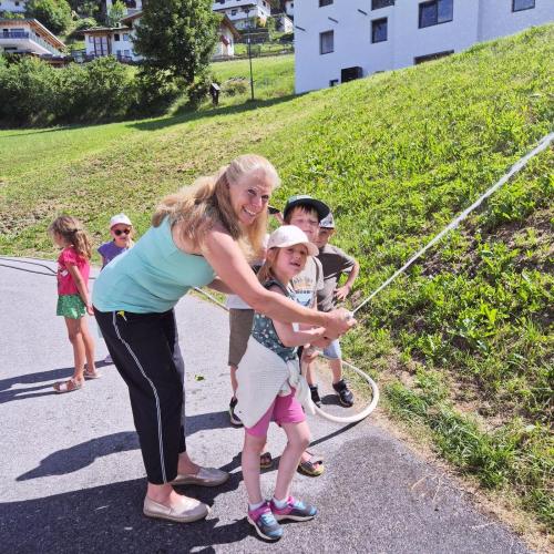 Kinder beim Spritzen