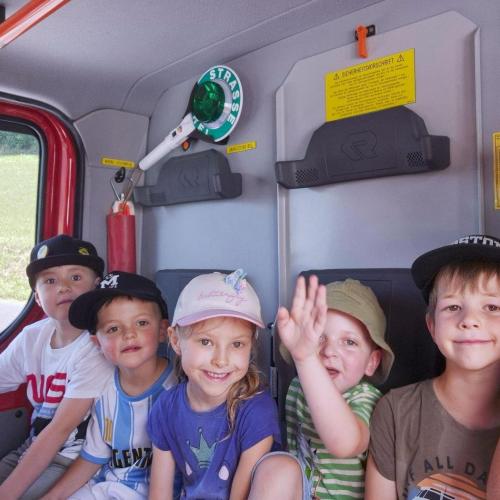 Kinder im Feuerwehrauto