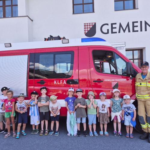 Kinder mit Feuerwehrauto und Feuerwehrmann