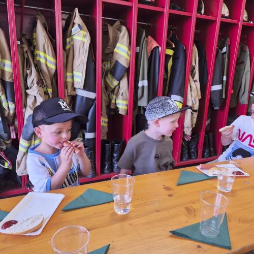 Jause in der Feuerwehrhalle