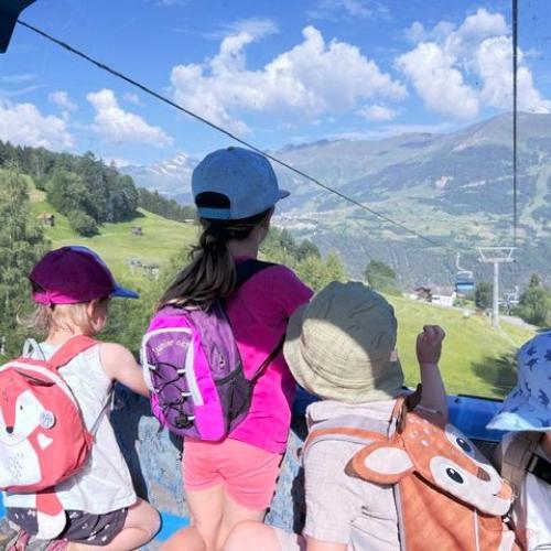Kinder in der Gondel