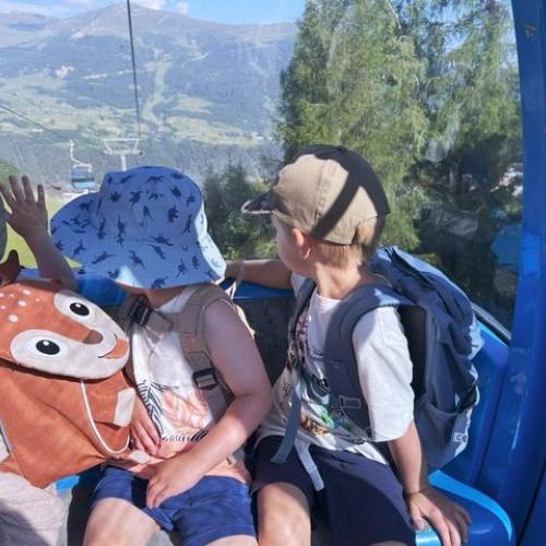 Kinder in der Gondel