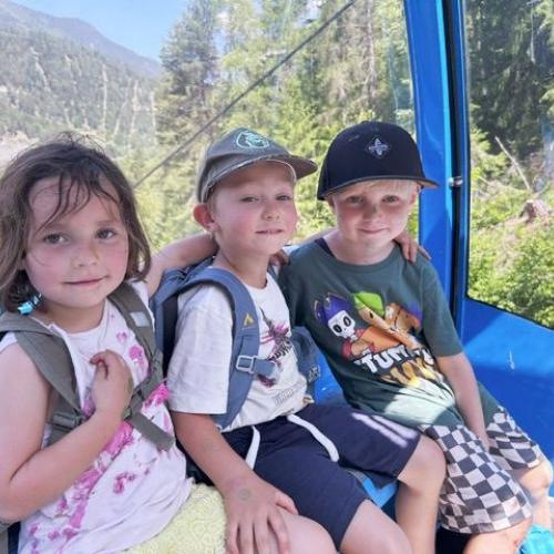 KInder in der Gondel