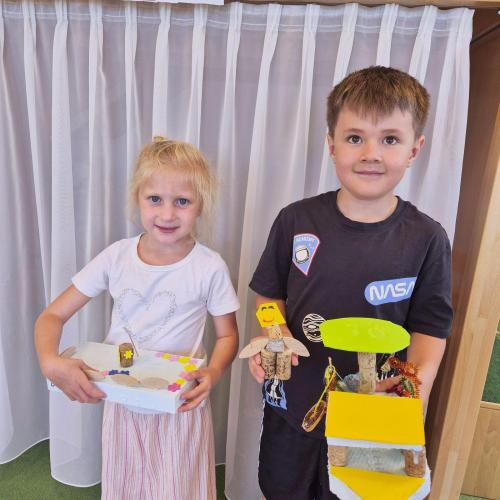 Kinder mit Schiff