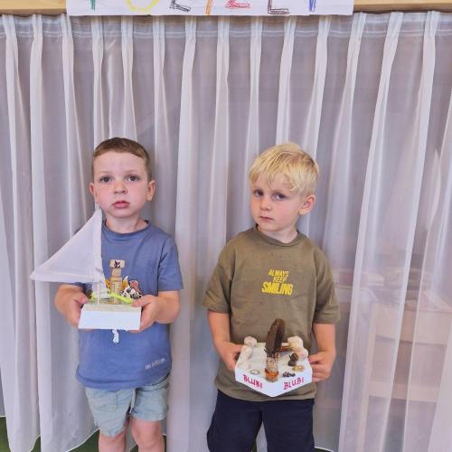 Kinder mit Schiff