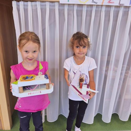 Kinder mit Schiff