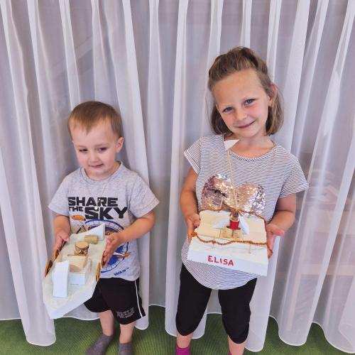 Kinder mit Schiff