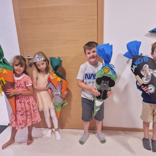 Kinder mit Schultüte