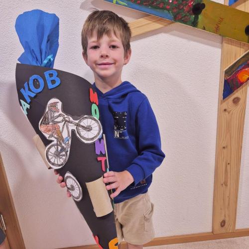 Kind mit Schultüte