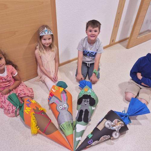 Kinder mit Schultüten