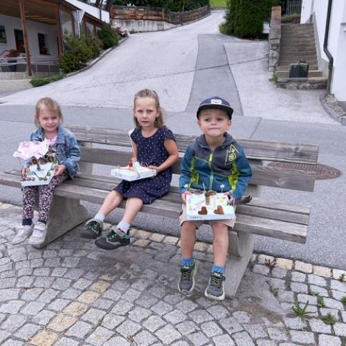 KInder beim Brunnen