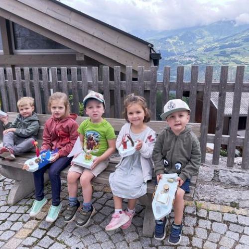 Kinder beim Brunnen