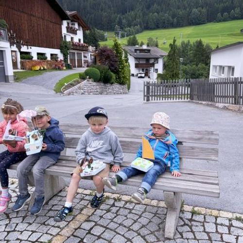 Kinder beim Brunnen
