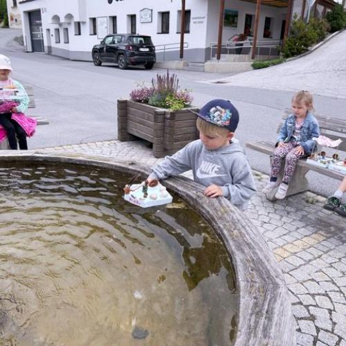 Kinder beim Brunnen
