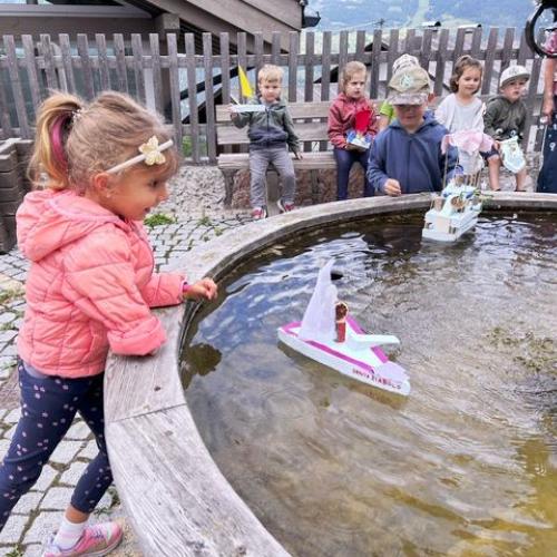 Kinder beim Brunnen