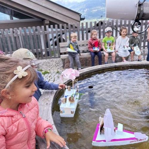 Kinder beim Brunnen