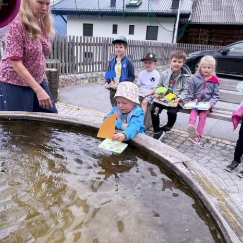Kinder beim Brunnen
